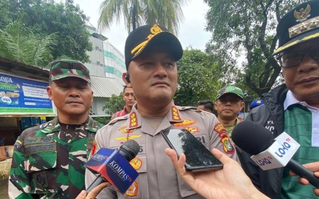 Kapolres Jaksel Bantu Evakuasi Warga Terdampak Banjir di Mampang, Ketinggian Air Capai 55 Cm