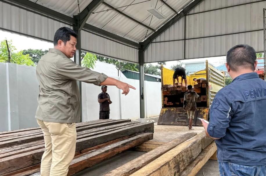 Dua Pengemudi Truk Ditangkap di Sulawesi Selatan, Angkut 193 Batang Kayu Ilegal Tanpa Dokumen Resmi