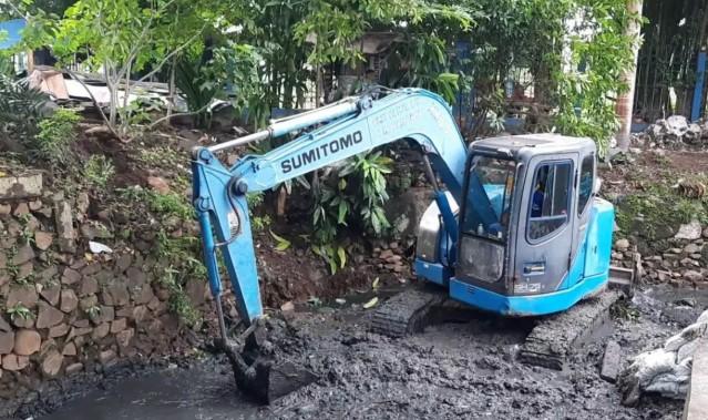 Dinas SDA DKI Jakarta Keruk 71 Titik Sungai dan Waduk, Siagakan Ribuan Personel Hadapi Hujan Ekstrem