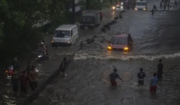 Banjir Jakarta Lumpuhkan Sejumlah Rute Transjakarta dan Mikrotrans di Tiga Area