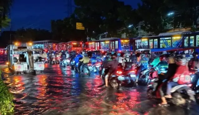 Gubernur DKI Jakarta Sampaikan Duka atas Wafatnya Pengendara Mobil Saat Macet Akibat Banjir