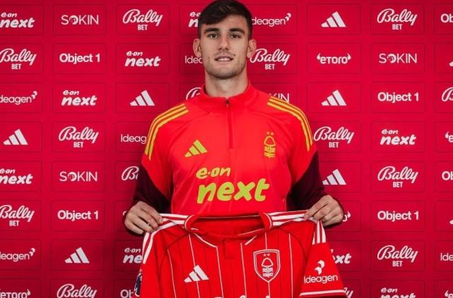 Nottingham Forest Resmi Pinjam Penyerang Lorenzo Lucca dari Napoli hingga Akhir Musim 2025/2026