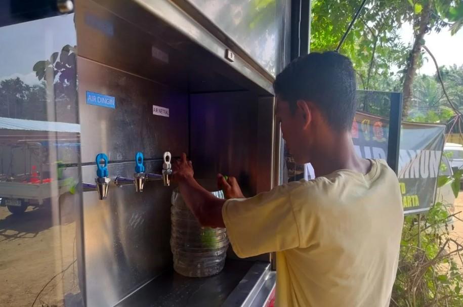 TNI Sediakan Air Siap Minum bagi Penyintas Bencana di Huntara Agam dengan Teknologi Reverse Osmosis