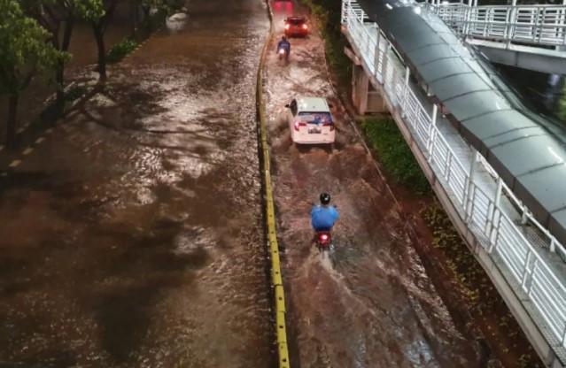 Transjakarta Alihkan dan Hentikan Sejumlah Rute Akibat Banjir dan Perbaikan Jalan di Jakarta
