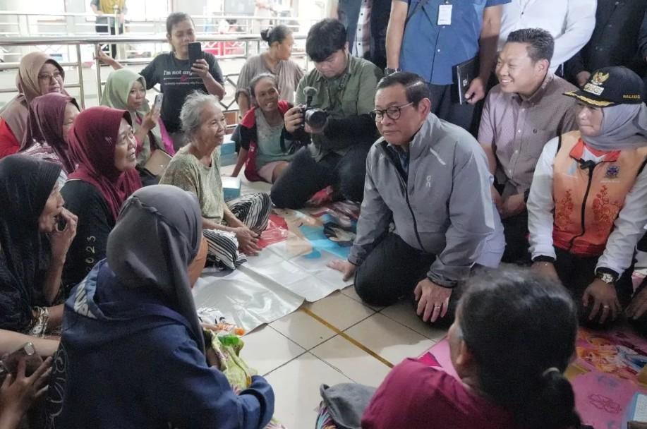 Gubernur DKI Tambah Pompa dan Salurkan Bantuan untuk Warga Terdampak Banjir di Rawa Buaya