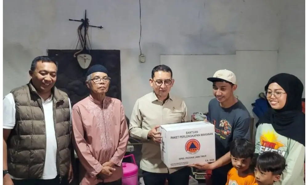 Menbud Fadli Zon Serahkan Bantuan ke Pegiat Seni Korban Banjir Bandang Situbondo