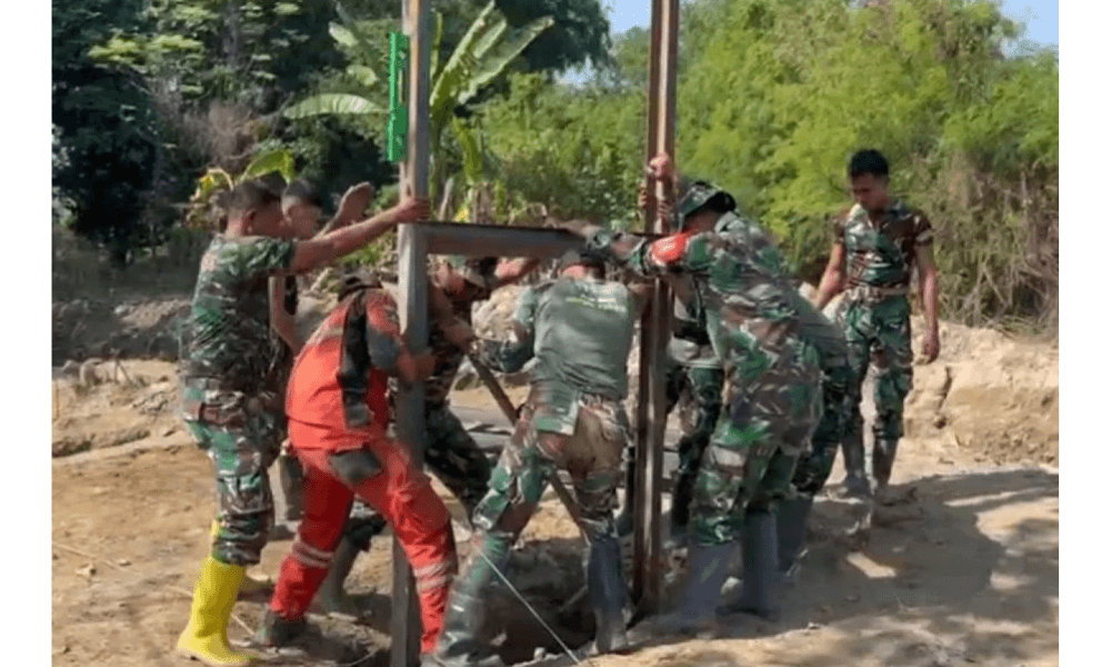 TNI dan Warga Gotong Royong Pulihkan Rumah, Masjid, dan Sekolah Pascabencana di Aceh