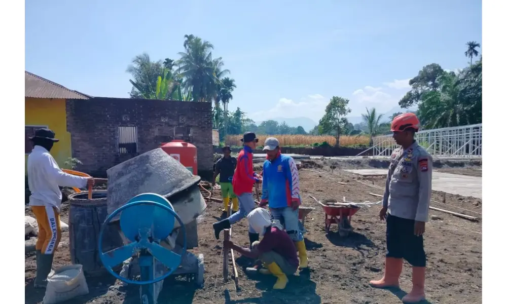 Brimob Polda Sumbar Percepat Pembangunan Huntara untuk Penyintas di Palembayan Agam