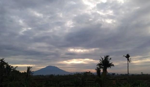 BMKG: Sebagian Besar Wilayah Indonesia Berawan, Hujan Ringan hingga Petir Berpotensi Terjadi di Sejumlah Kota