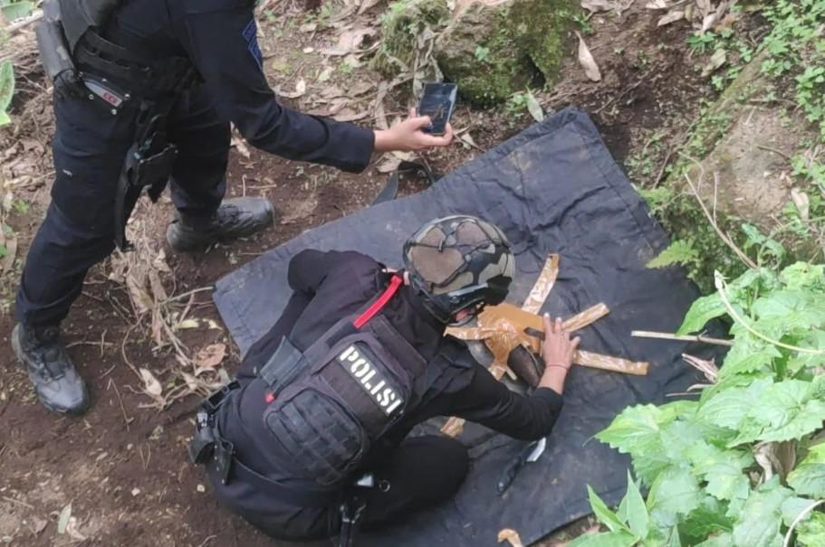 Mortir Aktif Ditemukan Warga Saat Cari Madu di Garut, Tim Jibom Brimob Langsung Evakuasi