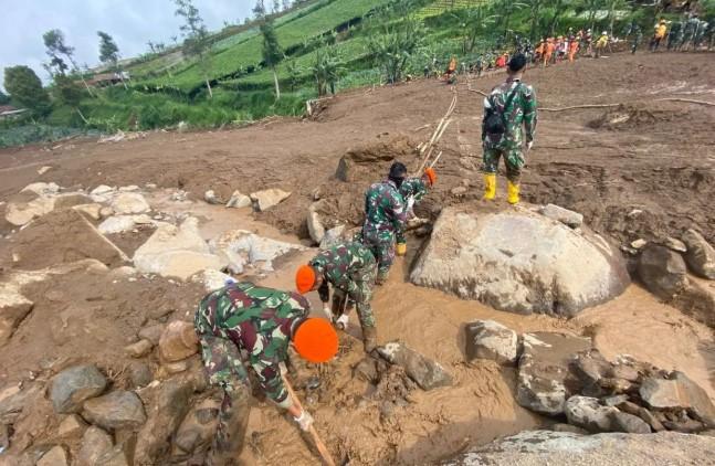 TNI AU Kerahkan Korpasgat Bantu Evakuasi Korban Longsor Cisarua, Operasi Terkendala Cuaca dan Medan