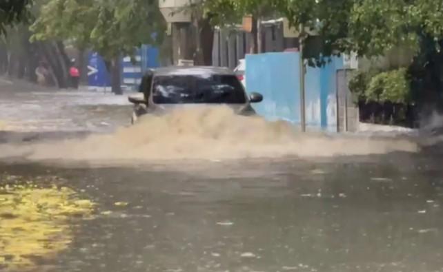 Banjir 40 Sentimeter Lumpuhkan Jalan Bujana Tirta Pulogadung, Aktivitas Warga Terganggu