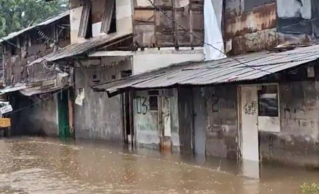 Ratusan Rumah di Cakung Timur Terendam Banjir Akibat Luapan Kali Cakung