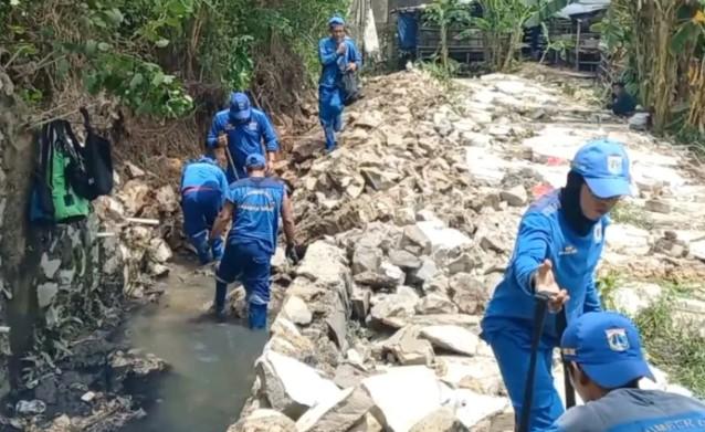 Tembok Pembatas Ambruk di Cakung Timur, Petugas Gabungan Lakukan Penanganan Awal