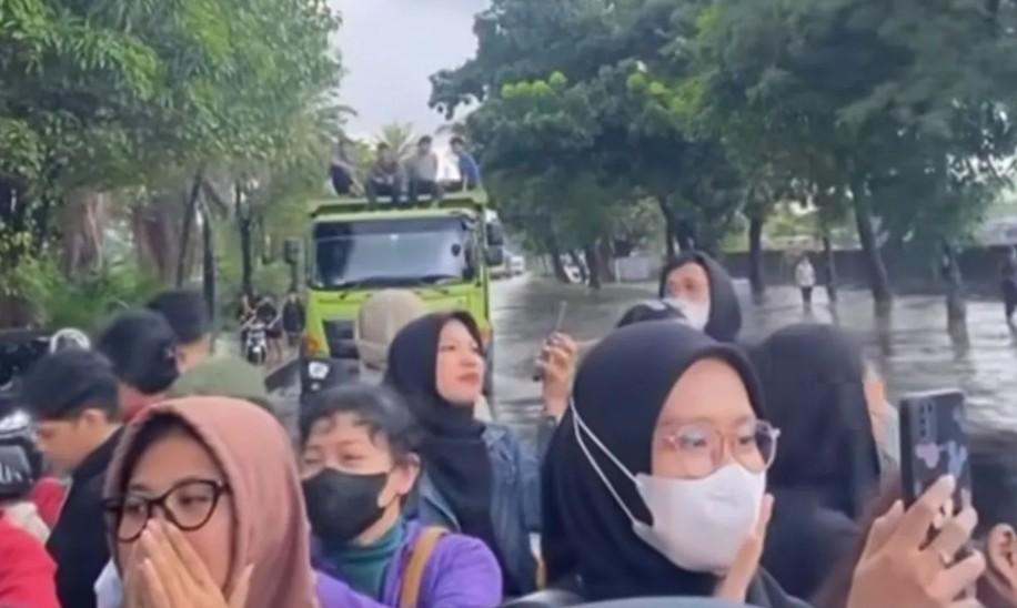 Banjir dan Kemacetan Lumpuhkan Daan Mogot, Penumpang Transjakarta Turun dan Naik Truk hingga Jalan Kaki