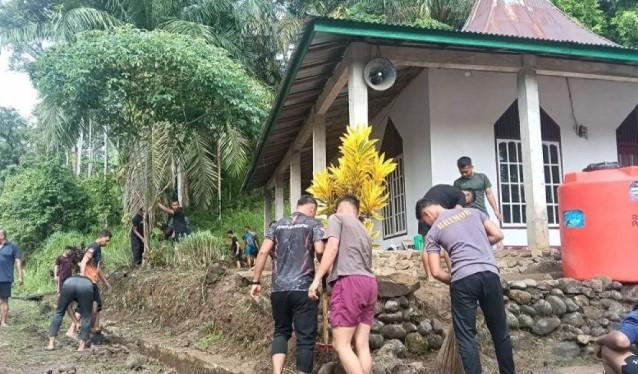 Korbrimob Bersihkan Mushalla Terdampak Banjir Bandang di Agam Jelang Ramadhan