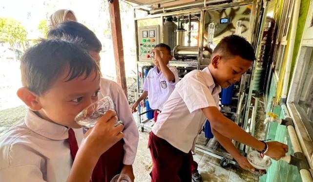Teknologi Reverse Osmosis Hadirkan Air Siap Minum bagi Siswa SDN 1 Tualang Cut Pascabanjir Aceh Tamiang