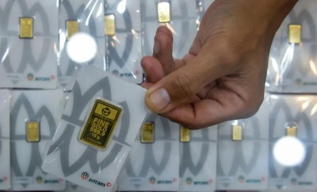 Harga Emas Antam Turun Rp48.000 per Gram, Buyback dan Tarif Pajak Ikut Terkoreksi