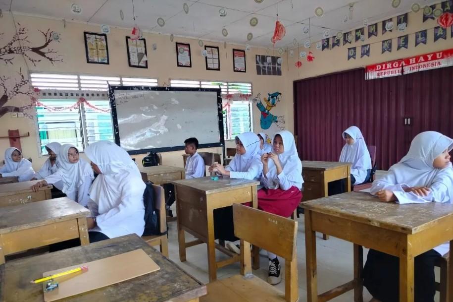 97 Siswa SDN 05 Kayu Pasak Kembali Belajar di Kelas Setelah Sekolah Tak Lagi Dijadikan Tempat Pengungsian