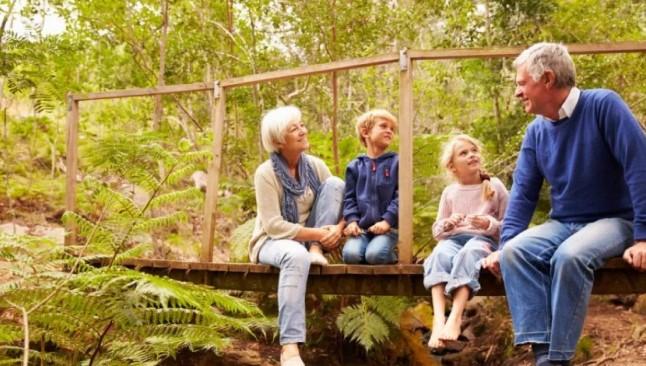 Studi: Merawat Cucu Bantu Perlambat Penurunan Kognitif pada Kakek-Nenek