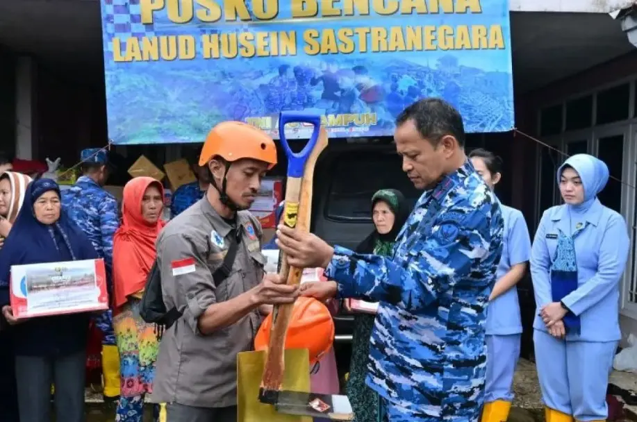 TNI AU Salurkan Bantuan dan Kerahkan Drone untuk Bantu Korban Longsor di Bandung Barat