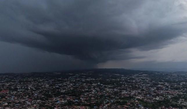 BMKG Prakirakan Hujan Landa Sebagian Besar Kota Besar di Indonesia, Waspadai Petir di Beberapa Wilayah