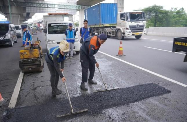 Jasamarga Transjawa Intensifkan Inspeksi dan Perbaikan Jalan Tol Jakarta-Cikampek Akibat Hujan