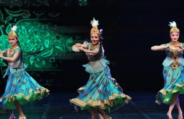 Tari Tradisional China dari Gansu Pukau Penonton Aljazair dalam Perayaan Imlek