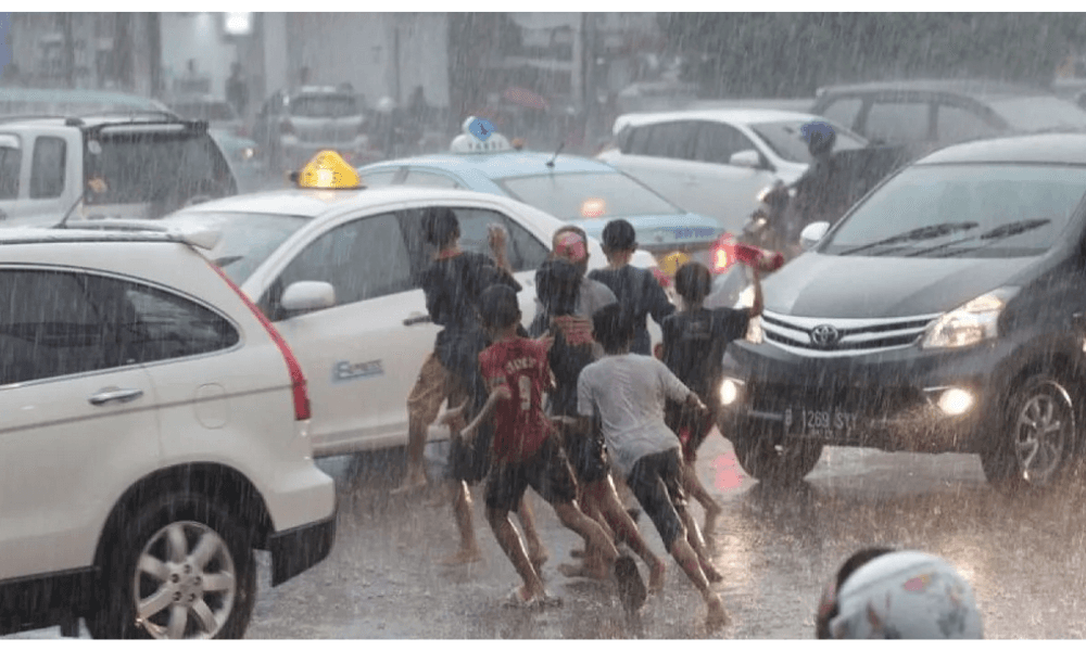 Cuaca Jakarta Didominasi Hujan Ringan dan Berawan, Warga Diimbau Waspada Genangan