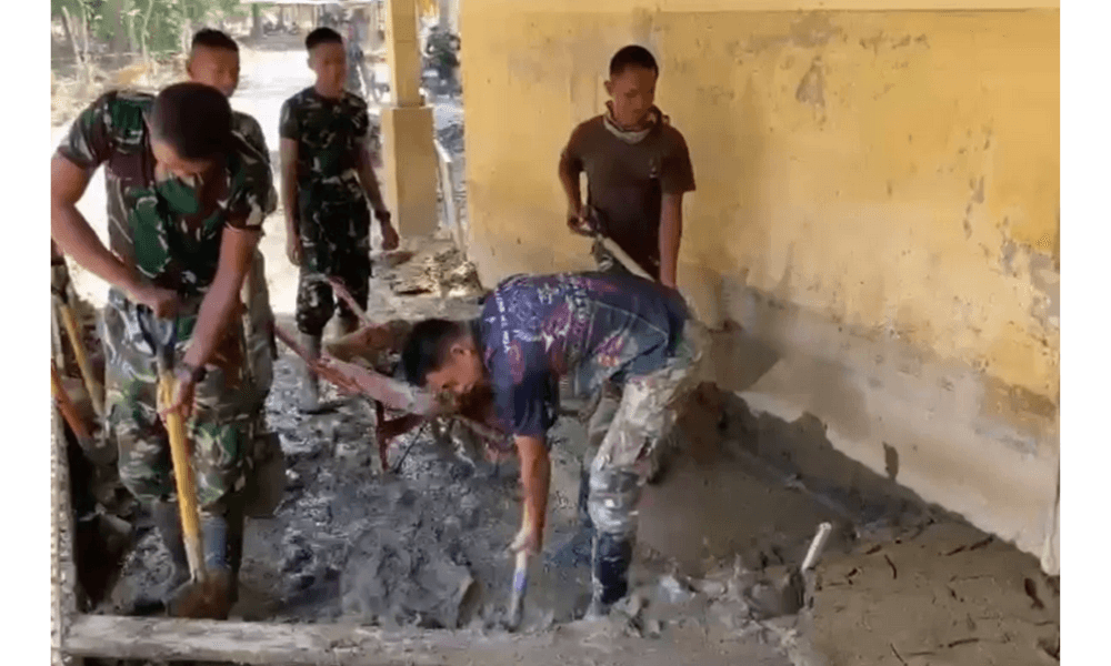 TNI Aktif Bersihkan Rumah Warga Pascabencana di Aceh, Hadir Langsung di Tengah Masyarakat