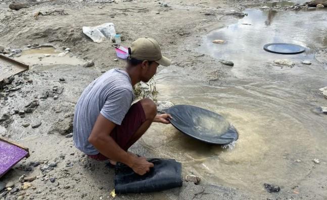 Kebun Rusak Pascabanjir, Warga Aceh Tenggara Mendulang Emas di Sungai untuk Bertahan Hidup