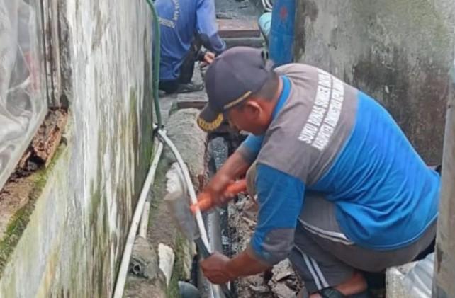 Pemkab Kepulauan Seribu Kuras Saluran Air Pulau Berpenduduk untuk Antisipasi Banjir Musim Hujan