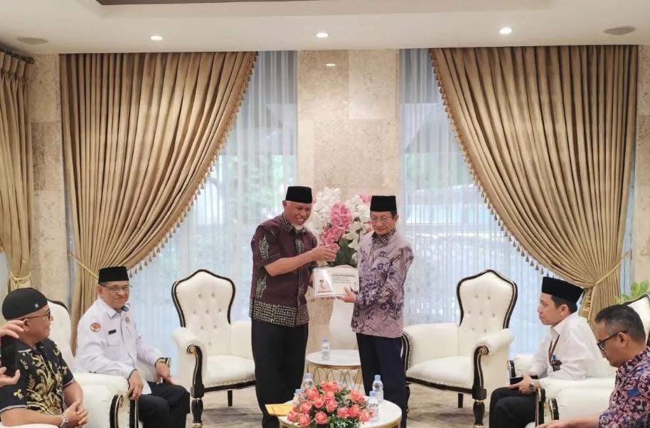 Gubernur Sumbar Serahkan Rekomendasi Wakaf Internasional kepada Menteri Agama untuk Dorong Ekonomi Syariah