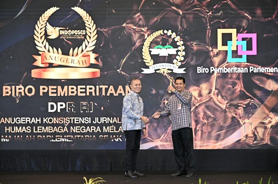 DPR RI Raih Anugerah Konsistensi Jurnalisme atas Dedikasi Majalah Parlementaria Sejak 1968