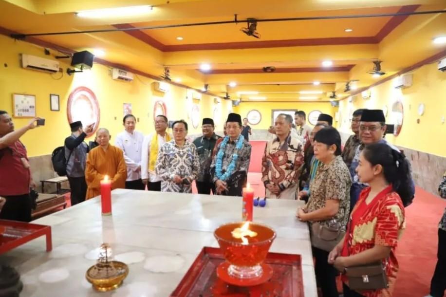 Menag Nasaruddin Umar Tegaskan Kemudahan Izin Rumah Ibadah dan Serahkan Bantuan untuk Vihara di Karawang