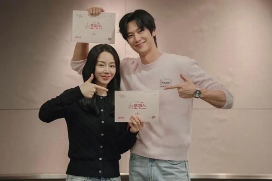 Na In Woo dan Shin Hae Sun Reuni dalam Serial Komedi Romantis Netflix "Love O’Clock"
