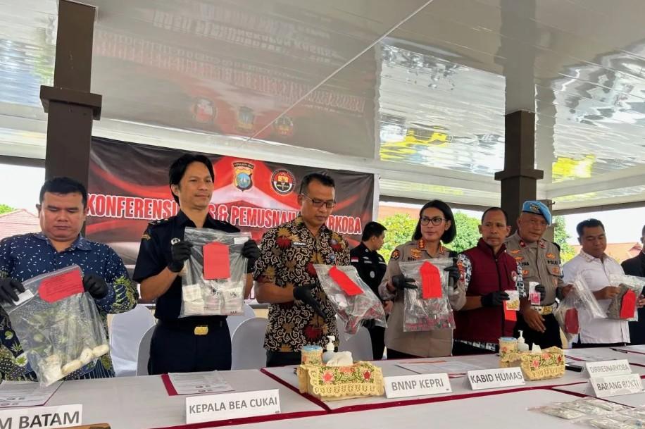 Polda Kepri Gagalkan Penyelundupan 353 Keping Vape Etomidate dari Malaysia di Batam