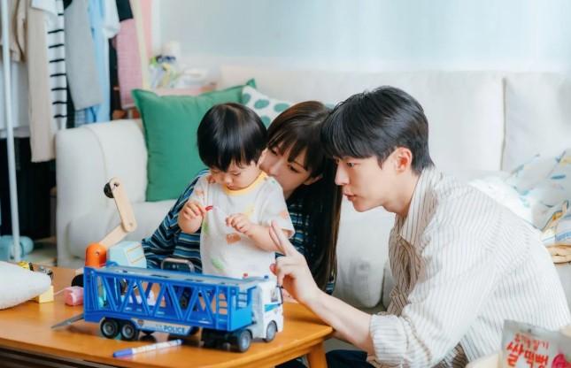 Roh Jeong-eui hingga Bae In-hyuk Berbagi Pengalaman Mengasuh Anak dalam Drama “Our Universe”