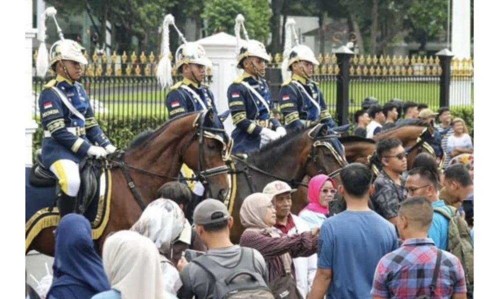 Seskab Teddy Indra Wijaya Menyatakan Atraksi Mingguan Paspampres Mendekatkan Publik ke Istana