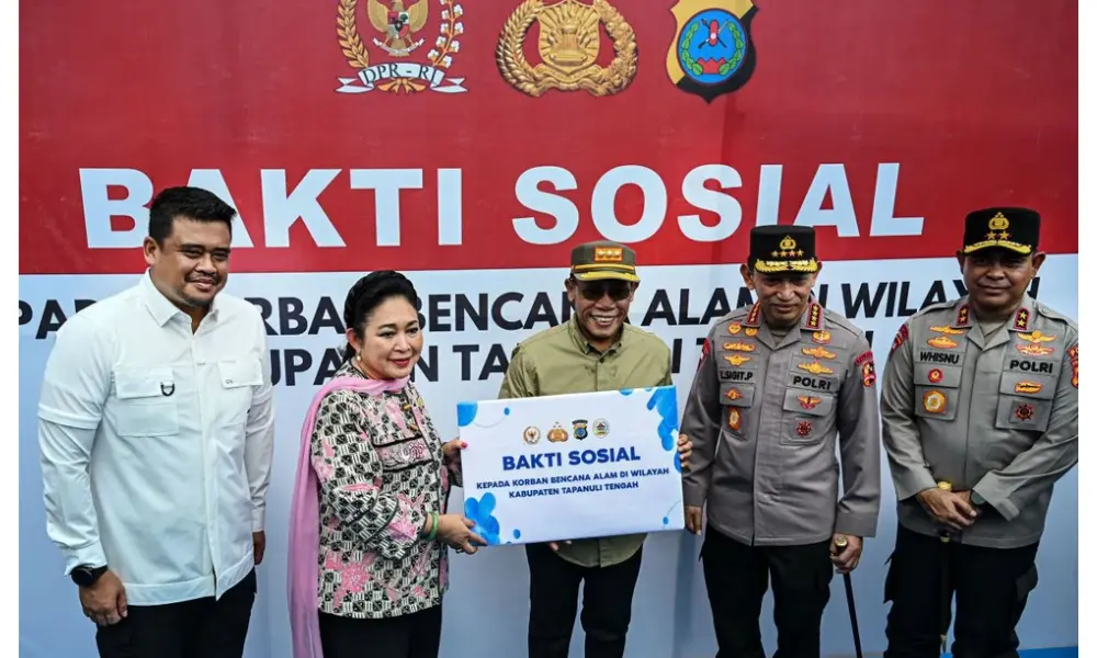 Kapolri dan Ketua Komisi IV DPR Serahkan Bantuan Logistik untuk Pengungsi di Tapanuli Tengah
