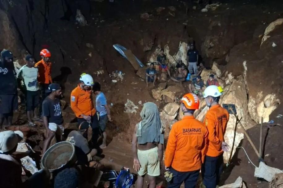 Tim SAR Jayapura Kerahkan Sejumlah Peralatan Cari Penambang Emas Ilegal Tertimbun Longsor di Batu Putih