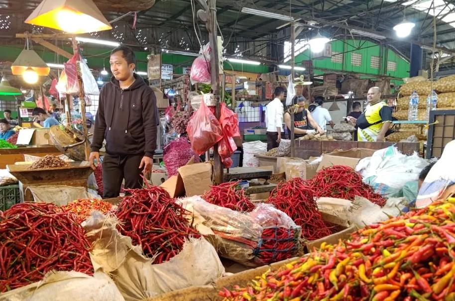 Harga Cabai Rawit Merah di Pasar Induk Kramat Jati Turun ke Rp80.000 per Kilogram akibat Pasokan Antardaerah Meningkat