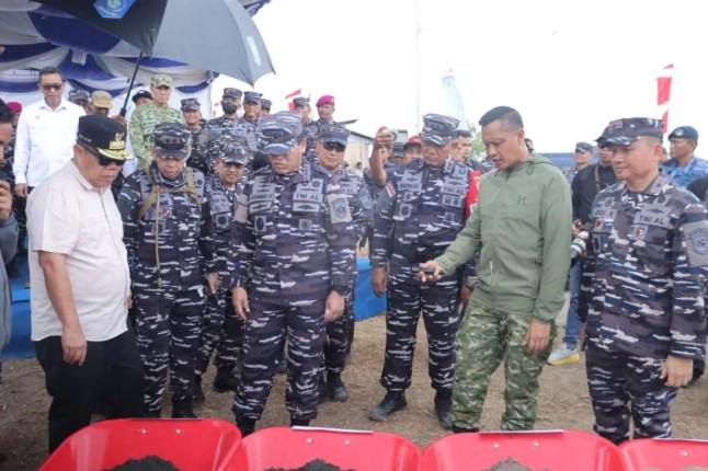 TNI AL Pamerkan 496 Ton Timah Sitaan Hasil Penggagalan Penyelundupan di Perairan Bangka