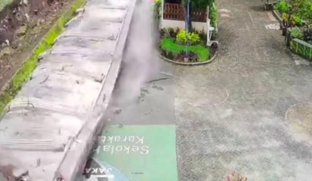 BPBD Sebut Tembok SMPN 182 Jakarta Roboh akibat Tanah Labil, Polisi Lakukan Penyelidikan