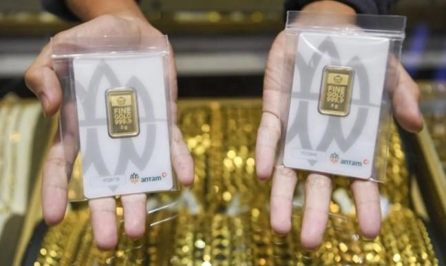 Harga Emas Antam Turun Rp14.000 per Gram pada Senin Pagi, Buyback Ikut Melemah