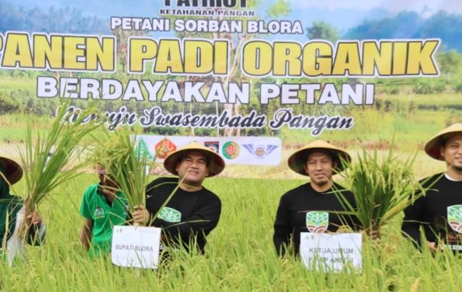 GP Ansor Panen Padi Organik dan Tanam 3.000 Pohon Kelapa untuk Dukung Ketahanan Pangan di Blora