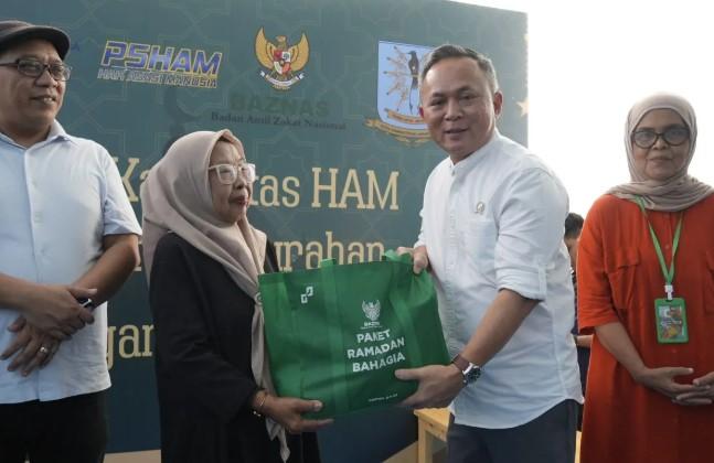 Wamen HAM Mugiyanto Serahkan Santunan kepada Keluarga Korban Tragedi Mei 1998 di Klender