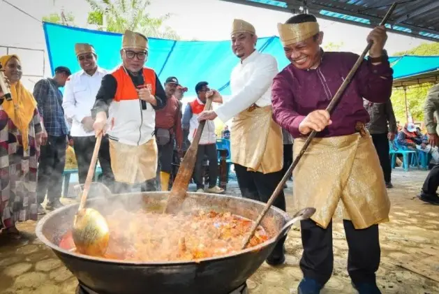 Presiden PKS Almuzzammil Yusuf Hadiri Tradisi Meugang dan Serahkan Bantuan untuk Korban Banjir Aceh Tamiang