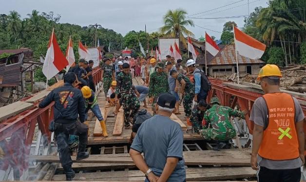 TNI dan Wika Perbaiki Jembatan Bailey Garoga 1, Arus Lalu Lintas di Perbatasan Tapteng-Tapsel Tersendat