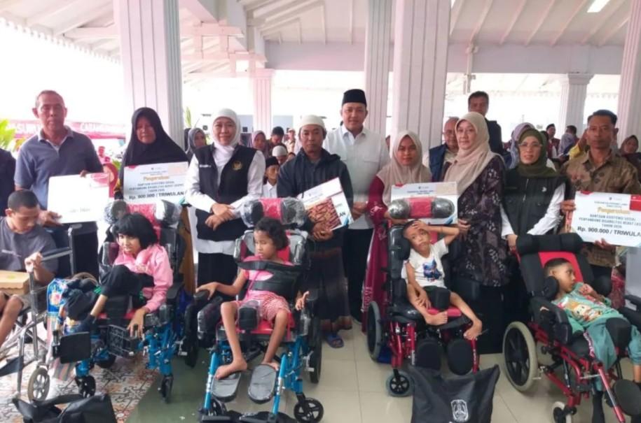 Gubernur Khofifah Salurkan Bansos Rp7,7 Miliar untuk Ribuan Warga Pasuruan